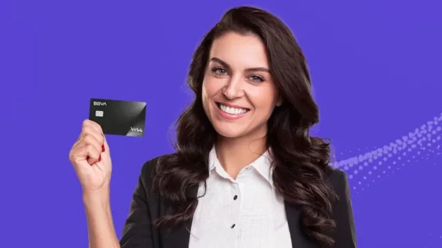 Tarjeta de crédito BBVA premium con iconos de reintegro y nafta
