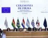 Líderes del Mercosur reunidos en una cumbre en Asunción, Paraguay, con banderas del bloque y la UE al fondo.