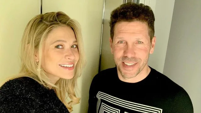 Diego Simeone y Carla Pereyra en una gala elegante con fondo urbano