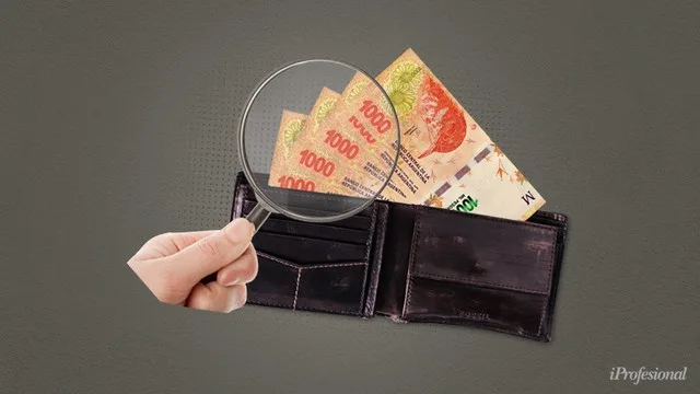 Empleado revisando recibo de sueldo con calculadora y billetes sobre escritorio