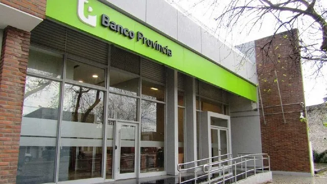 Cliente consultando app del Banco Provincia en su celular con pantalla de refinanciación visible