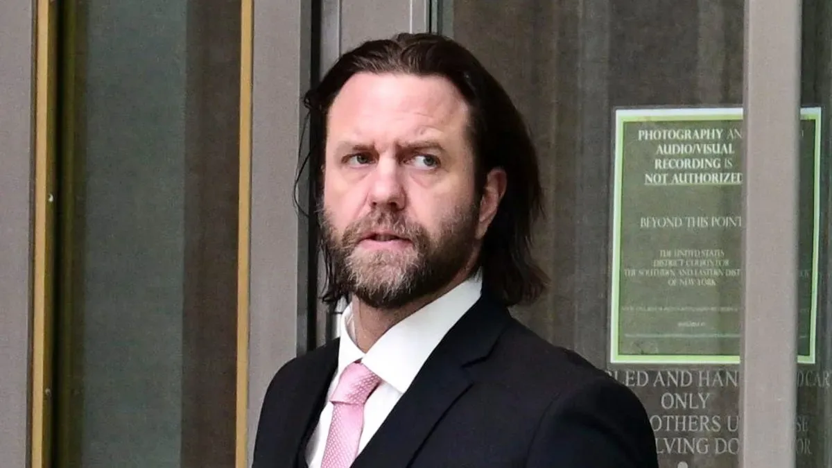 Carl Rinsch en una foto judicial con expresión seria, fondo de tribunal