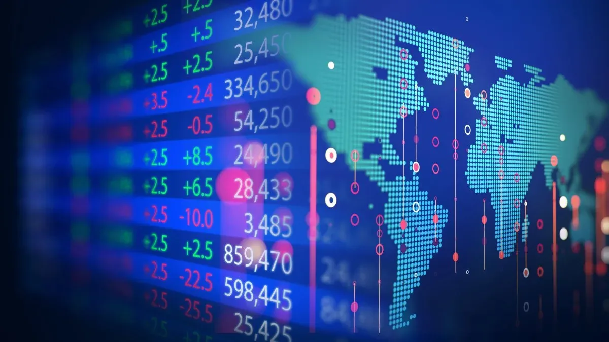 Gráficos de futuros de Wall Street y curva de precios del petróleo en pantallas financieras