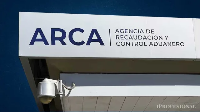 Edificio de AFIP con logo de facturación electrónica en pantalla digital