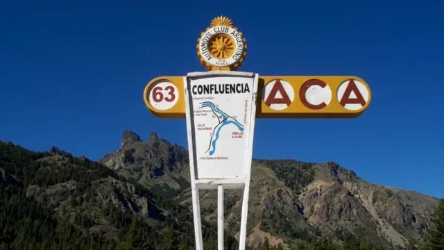 Estación de servicio histórica de Confluencia Traful en la Patagonia, vista panorámica de la ruta y surtidores