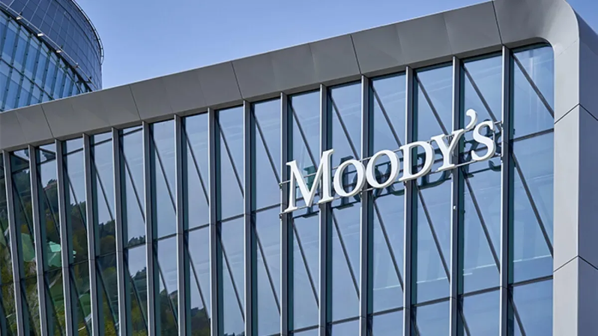 Gráfico de calificaciones crediticias de Moody's con bandera argentina destacada en la región de América Latina