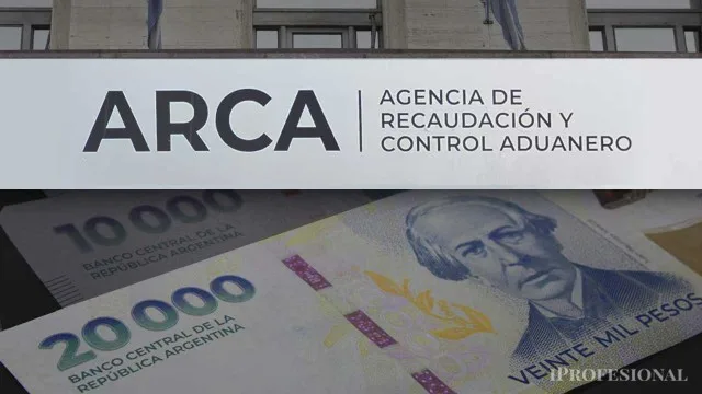 Calendario fiscal con fechas de vencimiento de impuestos y documentos ARCA sobre escritorio