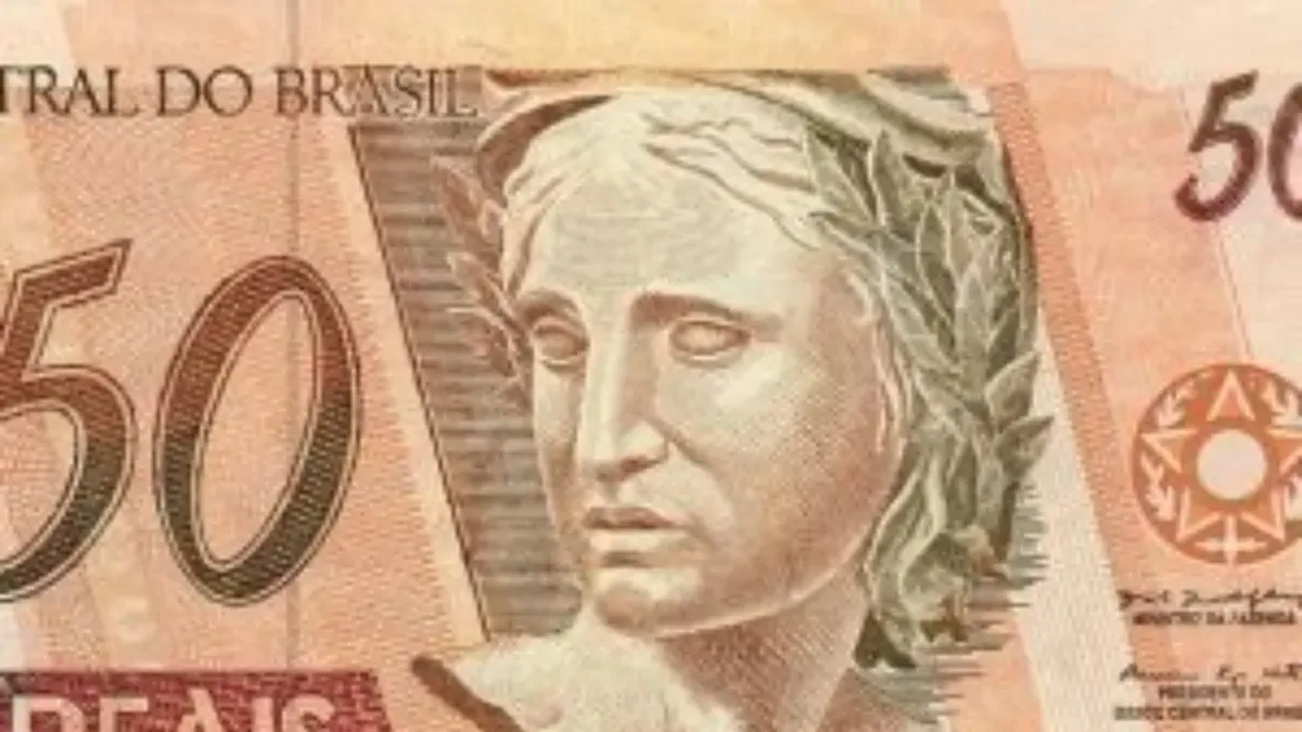 Billetes de reales brasileños y pesos argentinos sobre una mesa de cambio