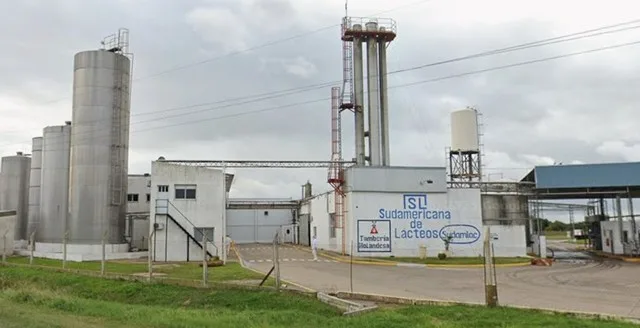 Instalaciones industriales de una planta láctea en Santa Fe con tanques y maquinaria en operación