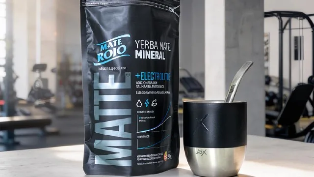 Paquete de yerba mate MATTE sobre mesa de madera con mate cebado