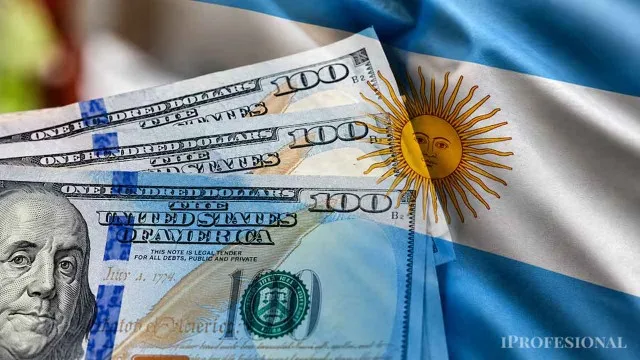 Empresario revisando documentos y gráficos de inversión en una oficina moderna