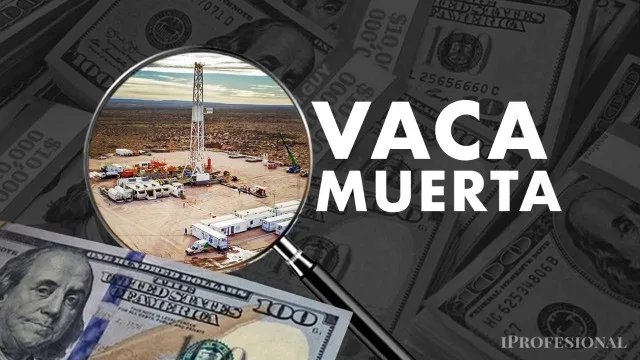 Tuberías y maquinaria de construcción en un yacimiento de Vaca Muerta al atardecer